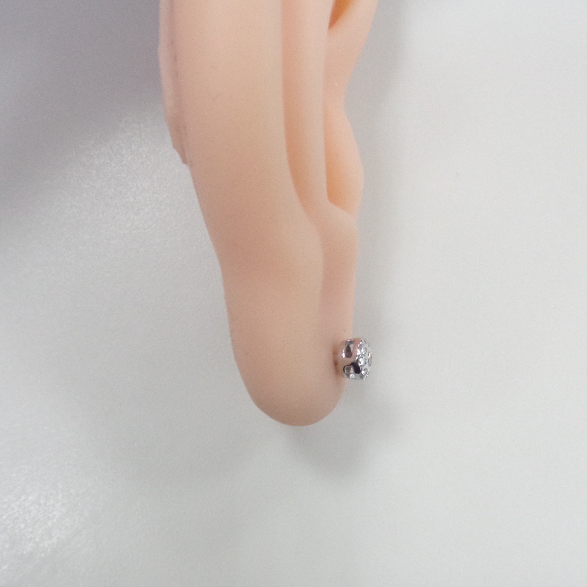 Золотые серьги-пусеты 585 пробы; белое золото; родий; вставки 2 Бр.Кр-57 0,049 3/6А; 16 Бр.Кр-57 0,1